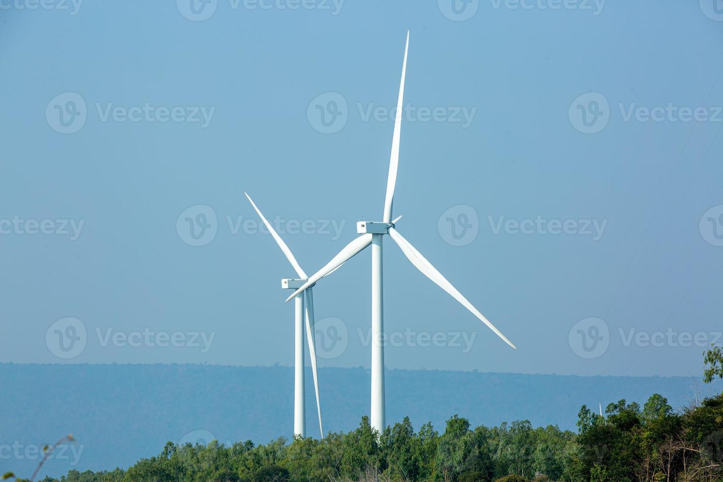 die windturbinenleistung funktioniert, blauer himmel, energieleistungskonzept foto