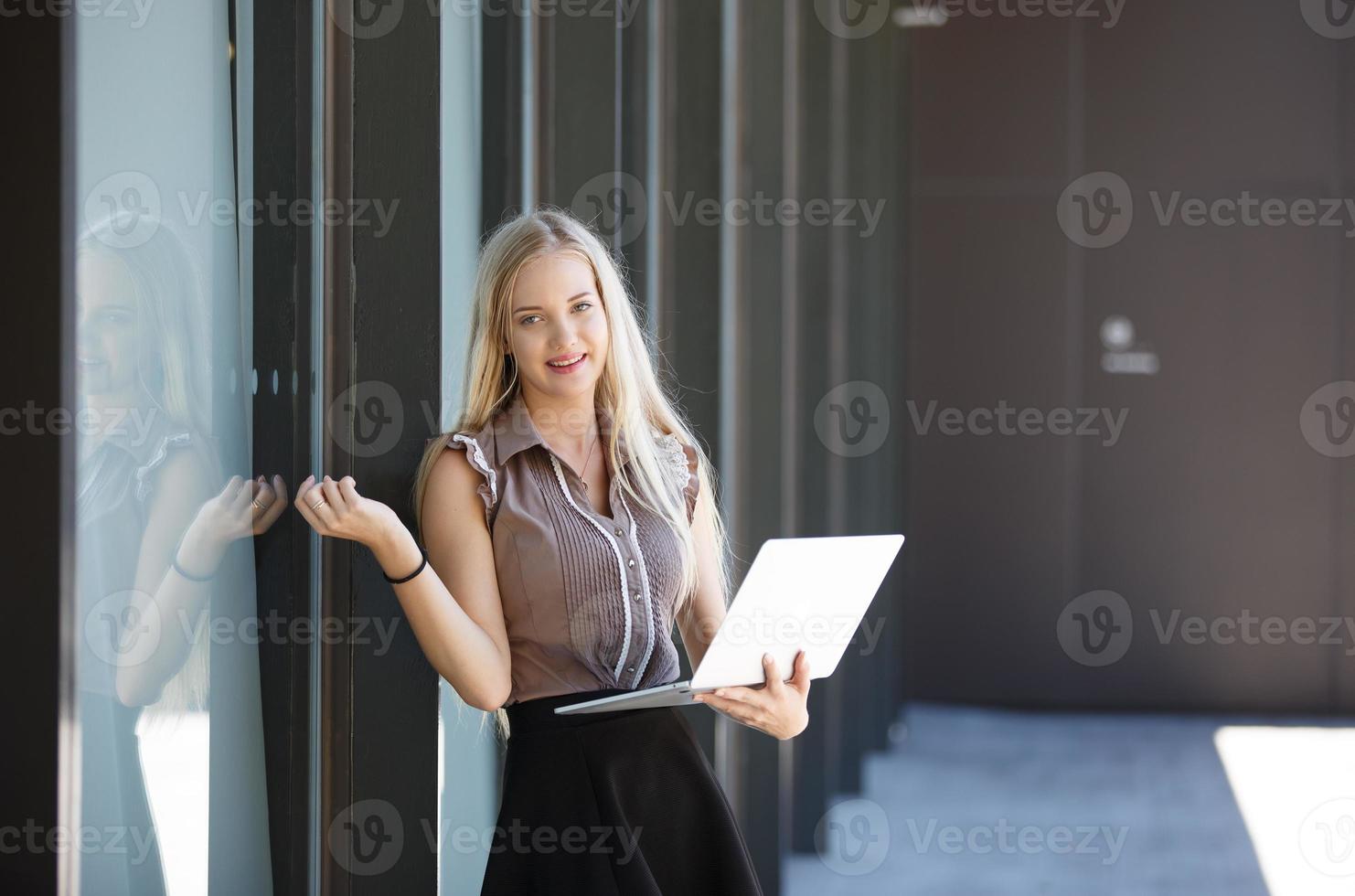 junge schöne Frau mit einem Laptop zu Hause foto