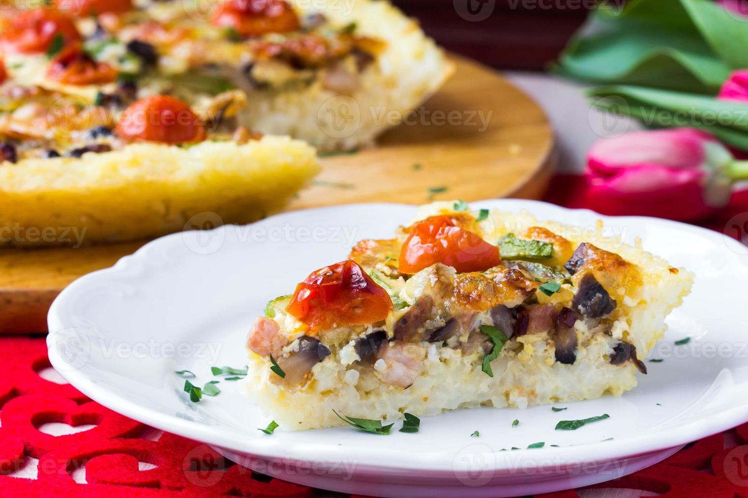 French Pie Quiche mit Tomaten, Schinken, Ei, Käse, leckerem Gericht foto