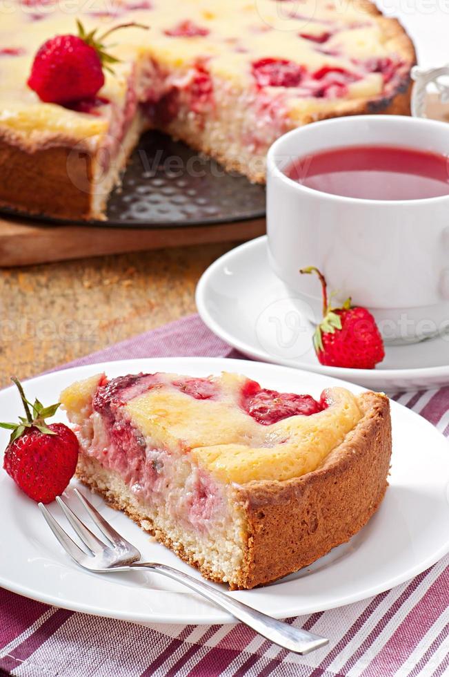 French Pie (Quiche) mit Erdbeeren foto