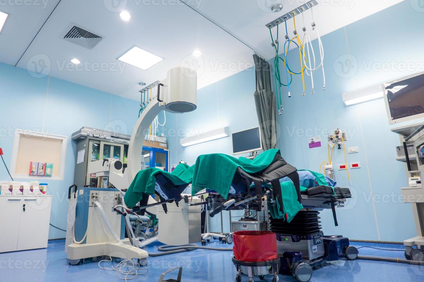 Innenraum des Operationssaals in moderner Klinik, Operationssaal mit moderner Ausstattung. foto