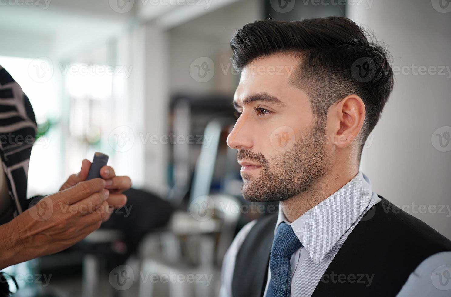 Das Porträt eines gutaussehenden Mannes wurde von einem Künstler auf seinem Gesicht geschminkt. foto