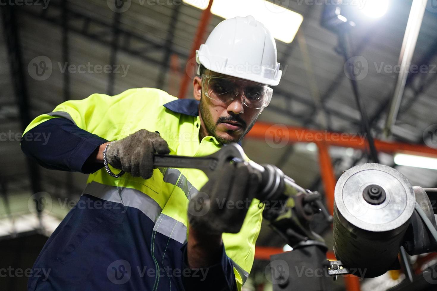 professionelle Männer Ingenieur Arbeiter Fähigkeiten Qualität, Wartung, Ausbildung Industrie Fabrikarbeiter, Lagerwerkstatt für Fabrikbetreiber, Maschinenbauteam Produktion. foto