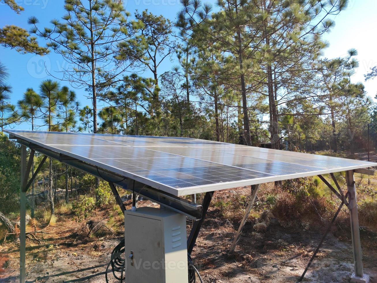 Sonnenkollektor vor Sonnenuntergang Hintergrund. Photovoltaik, alternative Stromquelle. Idee für nachhaltige Ressourcen foto