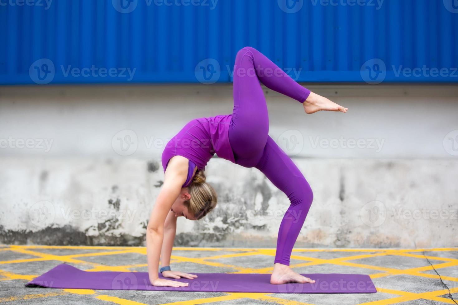 Porträt von fröhlichen Frauen mit Sportbekleidung, die Yoga-Pose im Freien machen foto