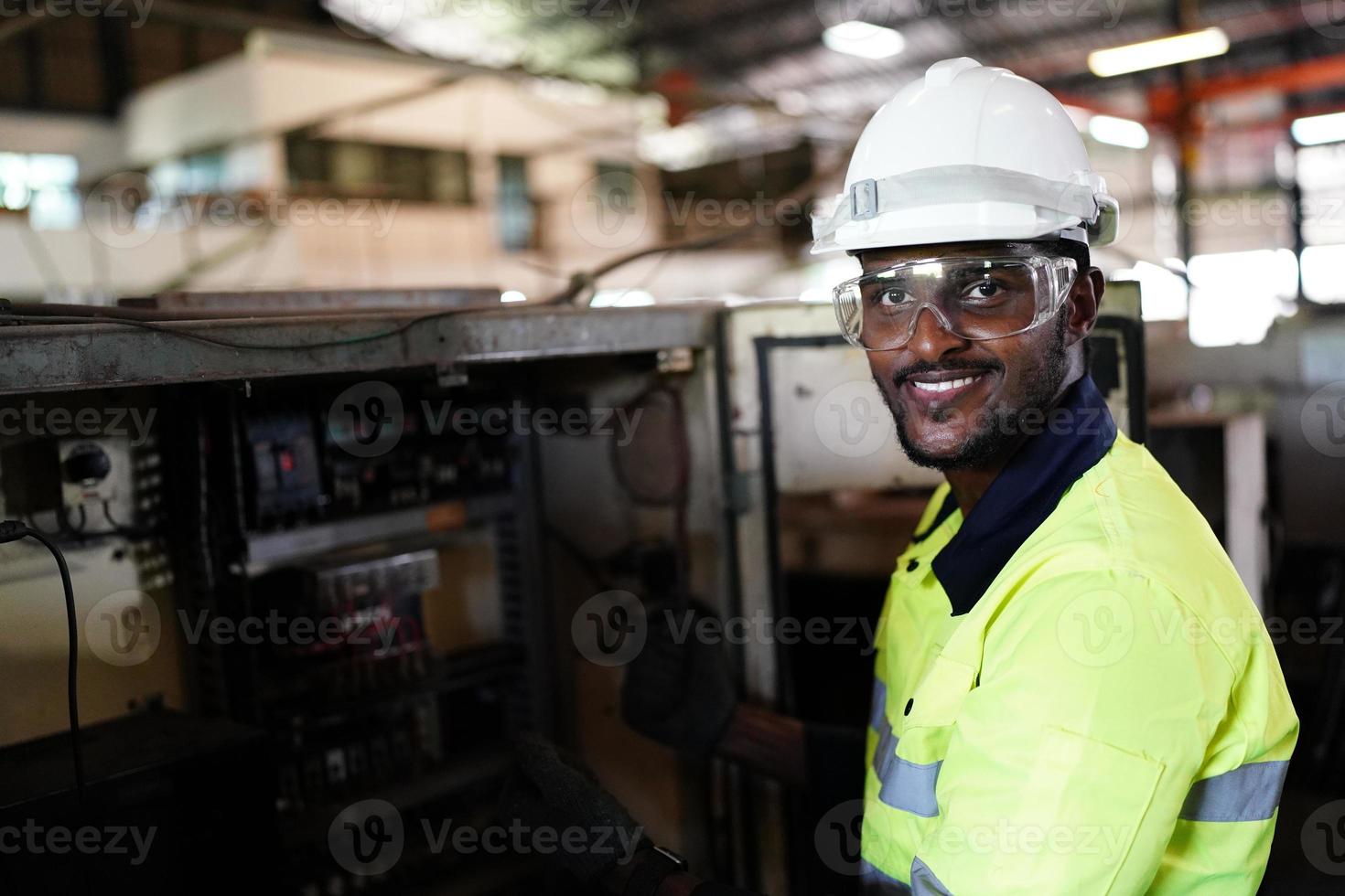 professionelle Männer Ingenieur Arbeiter Fähigkeiten Qualität, Wartung, Ausbildung Industrie Fabrikarbeiter, Lagerwerkstatt für Fabrikbetreiber, Maschinenbauteam Produktion. foto