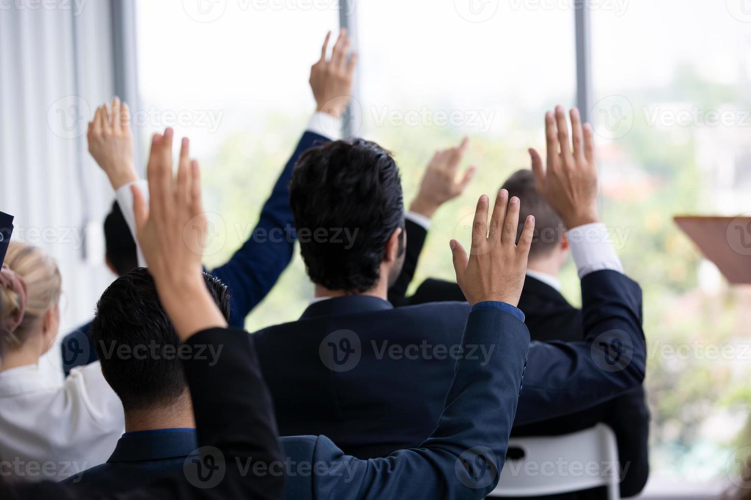 Gruppe von Menschen, die erfahrenen Geschäftsleuten zuhören, die ihnen bei der Ausarbeitung einer neuen Unternehmensstrategie helfen. foto