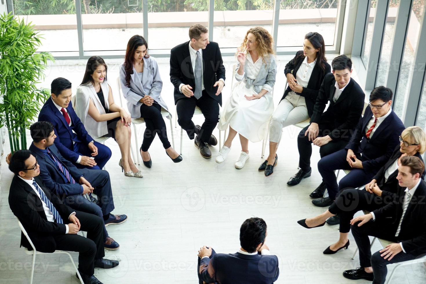 Geschäftsleute treffen Konferenzdiskussion Unternehmenskonzept im Büro. team von multiethnischen, vielbeschäftigten geschäftsleuten des neuen zeitalters im seminarkonzept. foto