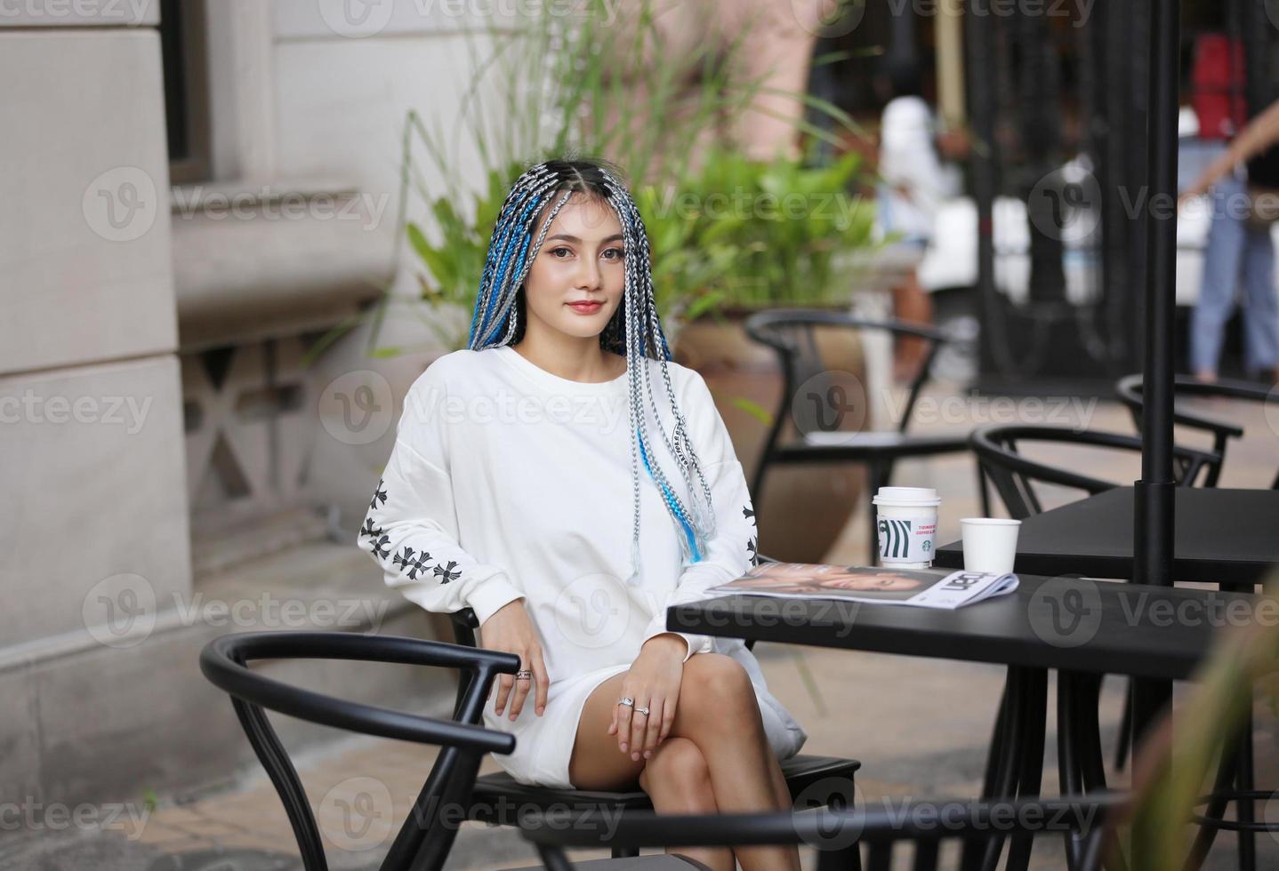 Porträt eines jungen Mädchens mit blauen Haaren, Teenager auf der Straße als urbanes Leben. foto