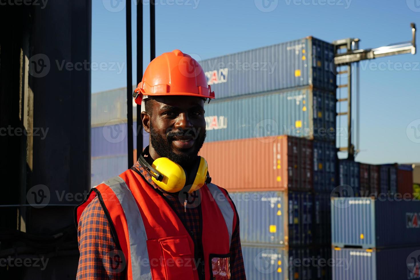 Vorarbeiter kontrollieren das Laden von Containern vom Frachtfrachtschiff für den Import-Export. foto