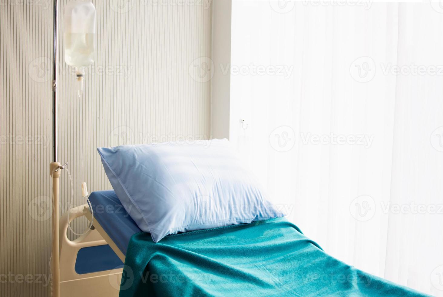 leeres Patientenbett im Krankenhaus. foto