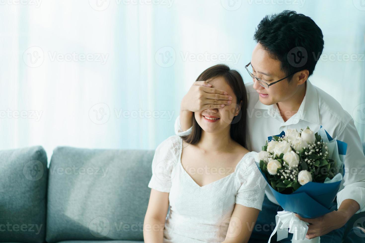 Mann überraschte seine Frau am Jubiläumstag mit einem wunderschönen Blumenstrauß. foto