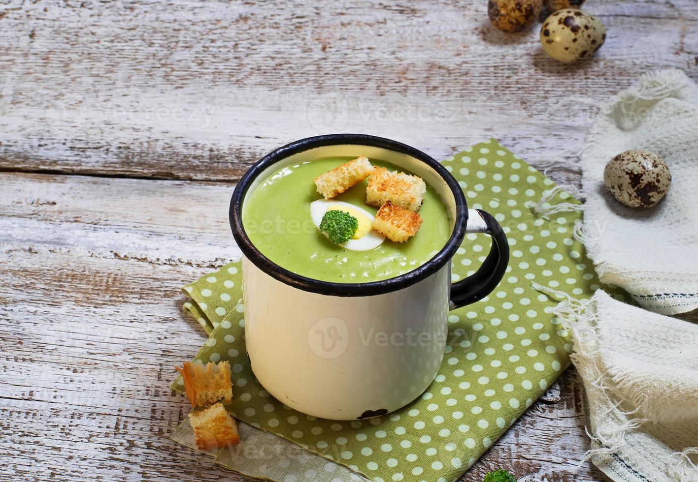 grüne Brokkoli-Cremesuppe mit Croutons foto