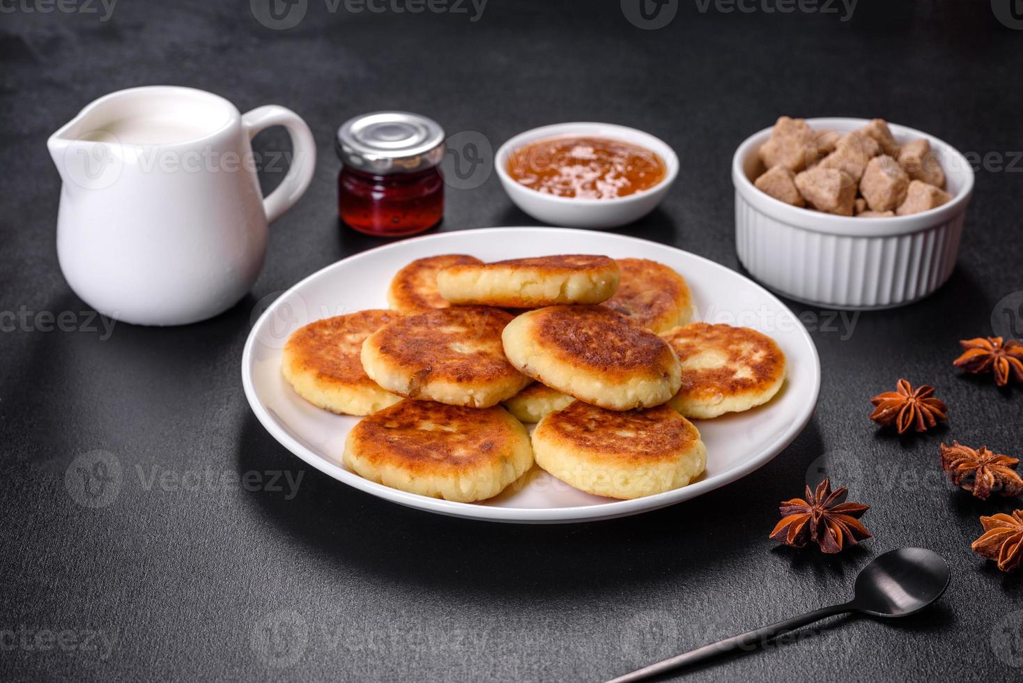 Quarkpfannkuchen mit Hafer, Syrniki auf schwarzem rustikalem Hintergrund foto
