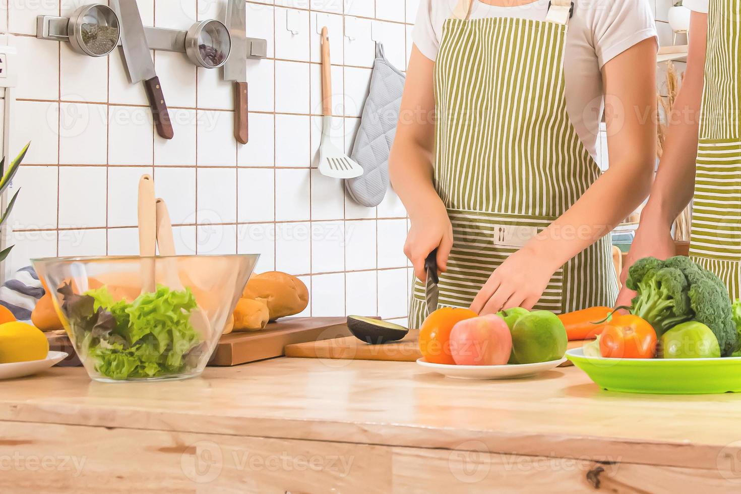 Frau in der Küche Frau bereitet Essen zu foto