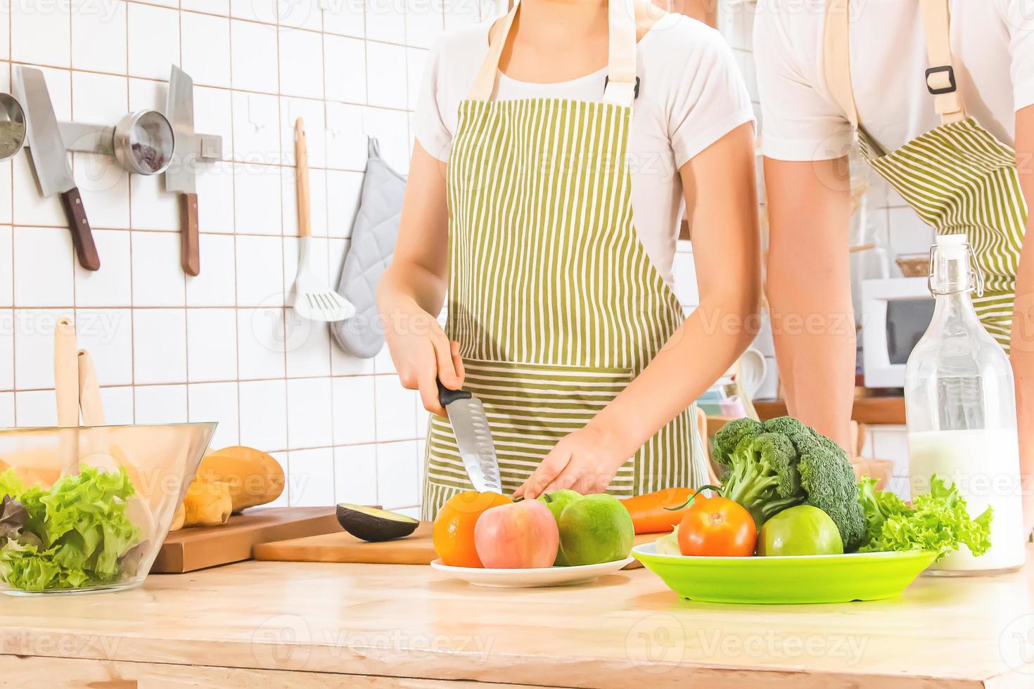 Frau in der Küche Frau bereitet Essen zu foto