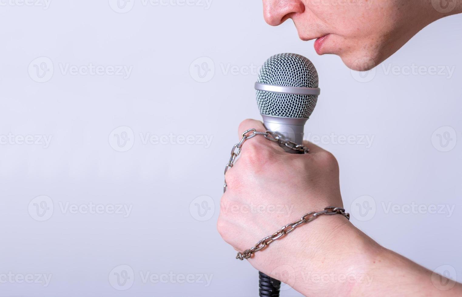 ein mann spricht in nahaufnahme in ein mikrofon. foto