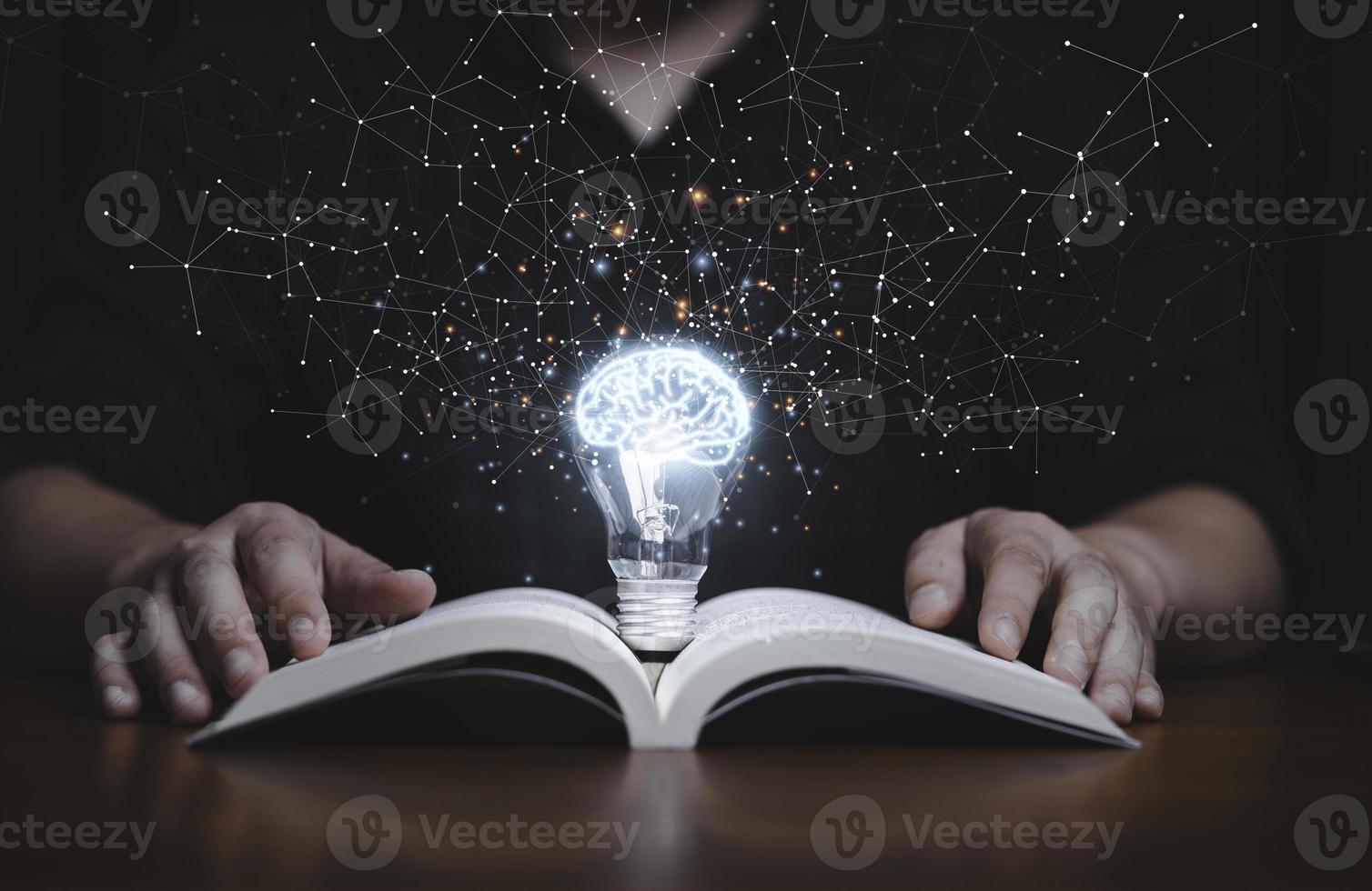 leuchtende glühbirne mit virtuellem gehirn auf offenem buch und verbindungsleitung für lesen und bildung machen intelligentes oder kreatives denken ideenkonzept. foto