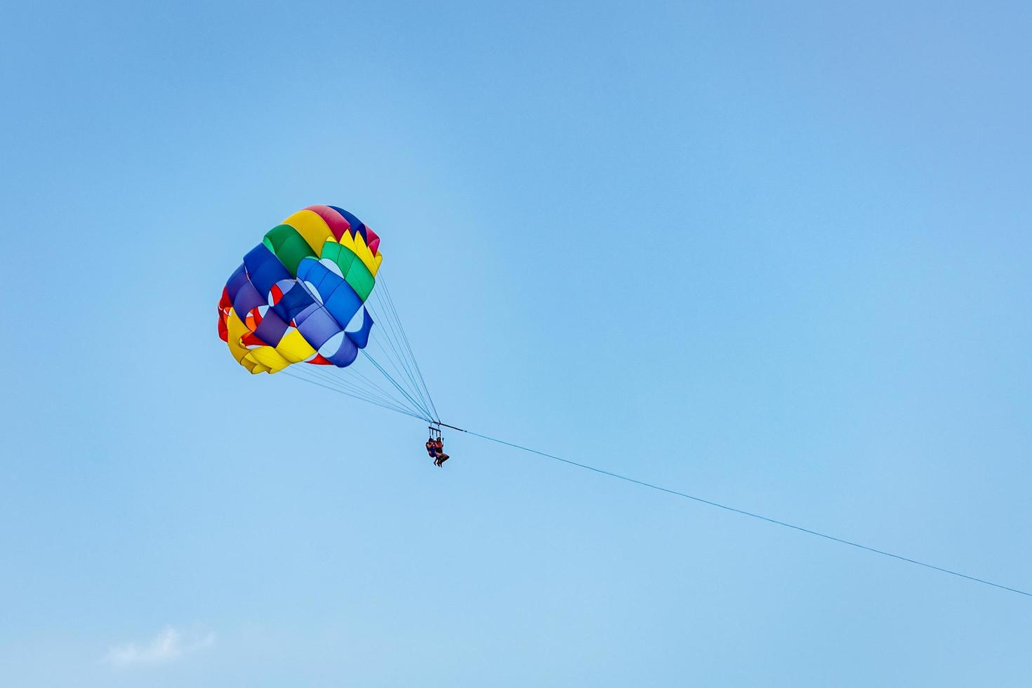 puerto de mogan, gran canaria, kanarische inseln, spanien, 2022. zwei personen parasailing vor einem strand foto