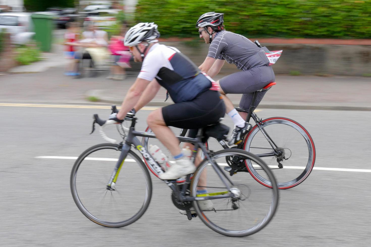 cardiff, wales, uk, 2015. radfahrer, die an der velothon-radsportveranstaltung teilnehmen foto