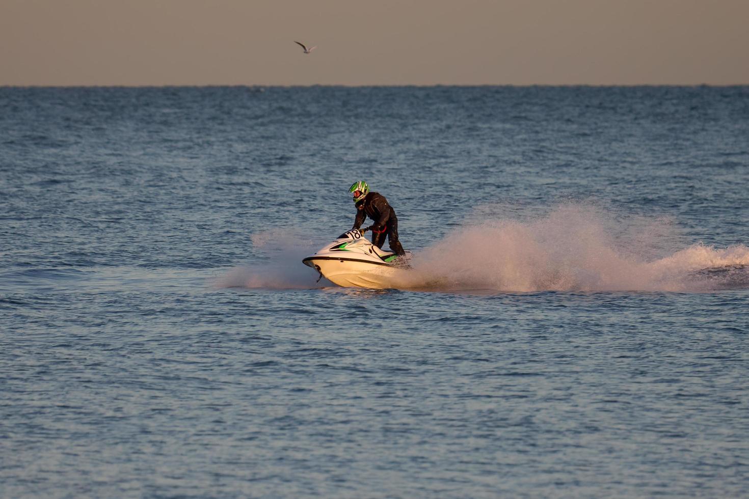 Dungeness, Kent, Großbritannien, 2008. Mann fährt Jetski foto