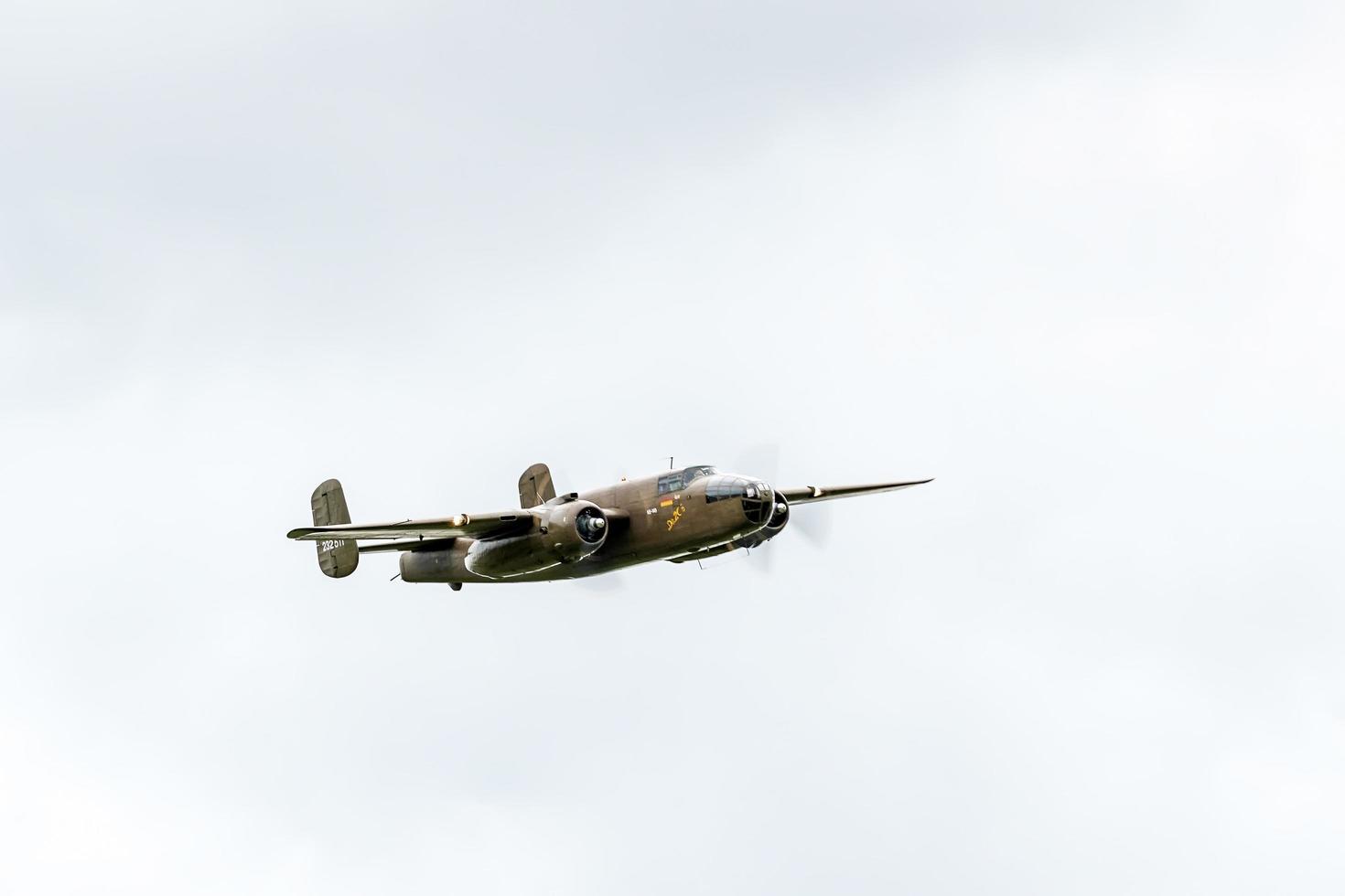 shoreham-by-sea, west sussex, uk, 2014. nordamerikanische tb-25n mitchell - royal niederlande af historischer flug foto