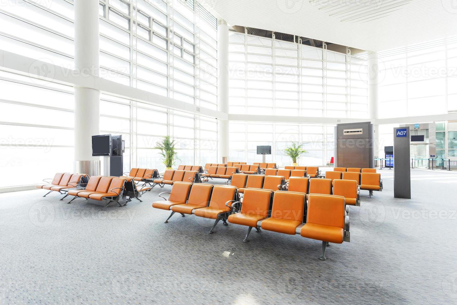 Innenraum der modernen Wartehalle des Flughafens foto