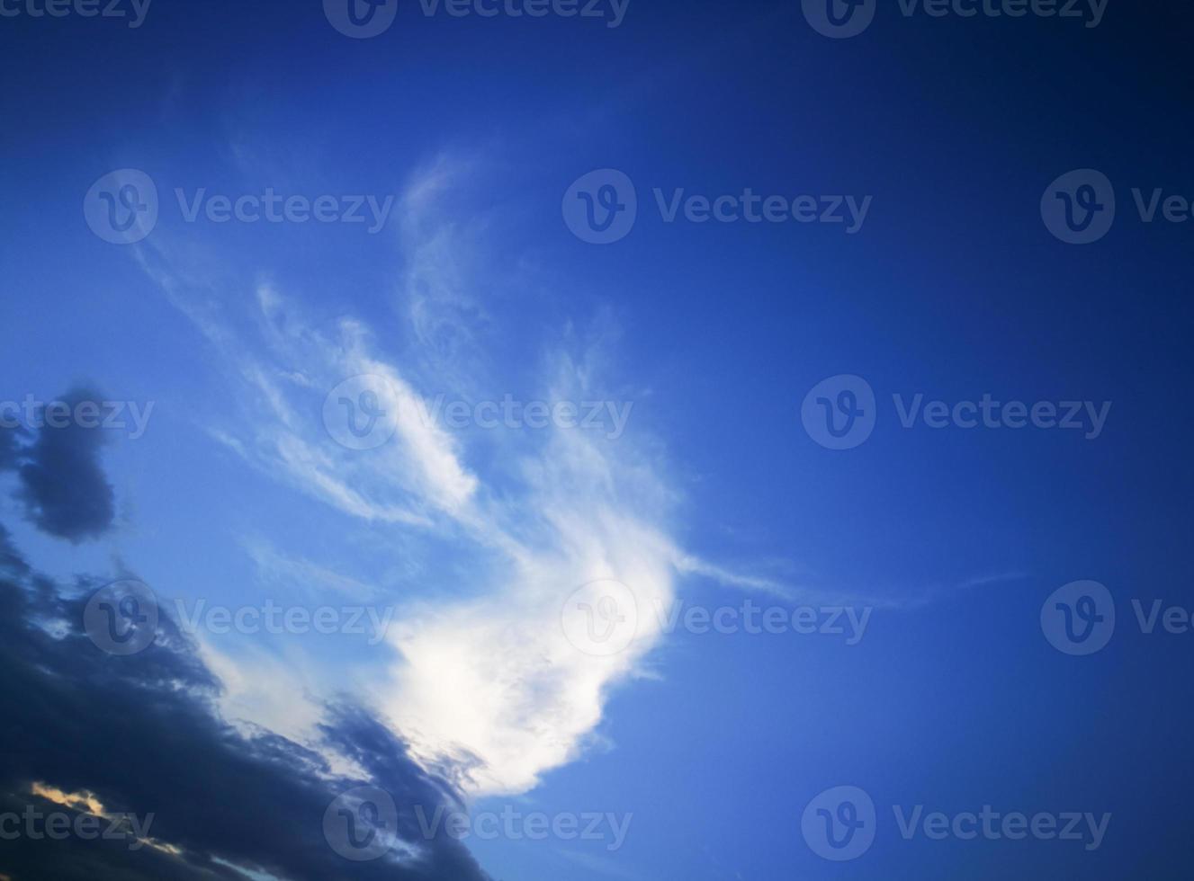 blauer Himmel mit Wolken, Hintergrund des blauen Himmels. foto