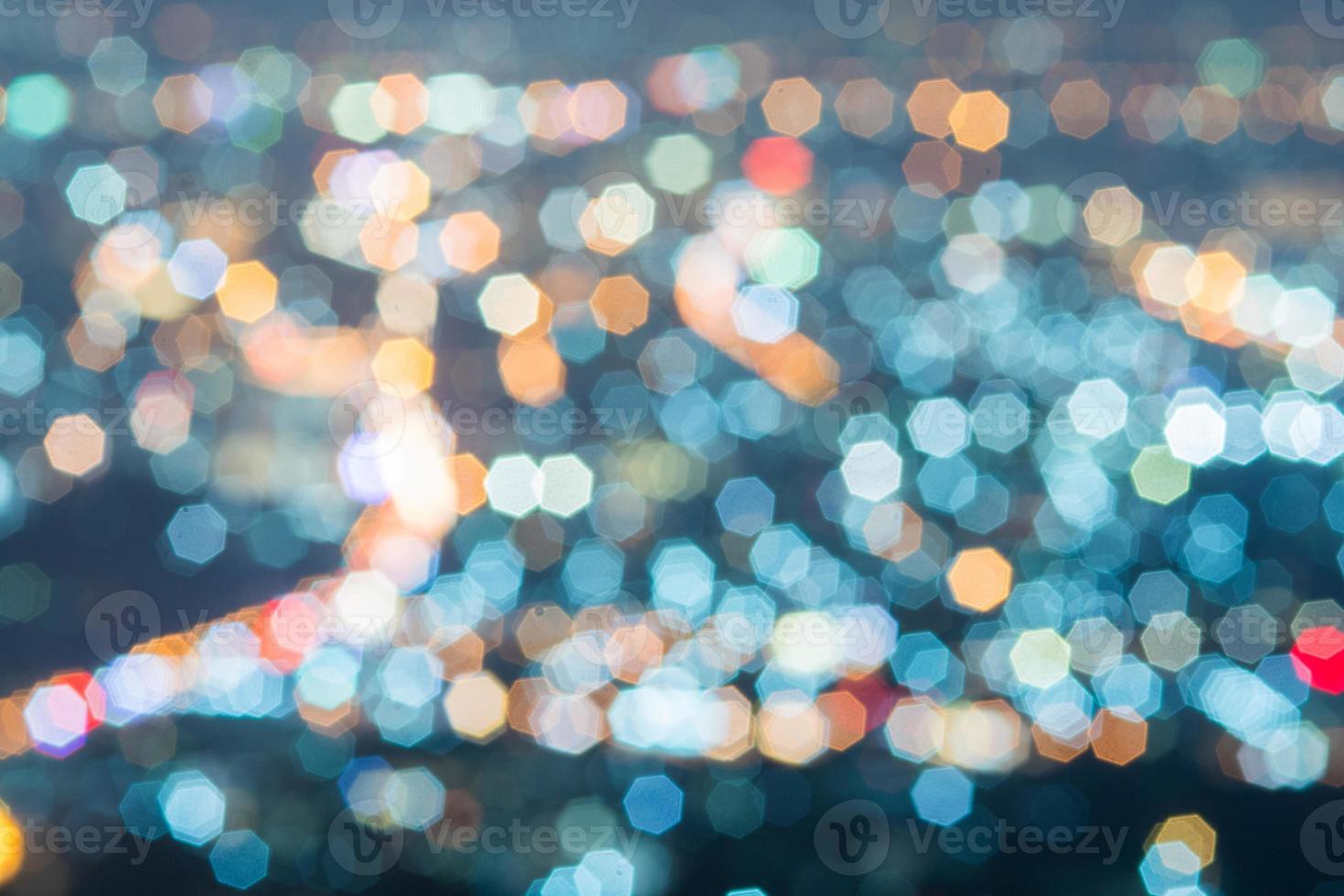 abstrakte, schöne Bokeh-Landschaft der Stadt bei Nacht, Bokeh-Licht und verschwommener Stadtsonnenuntergang foto