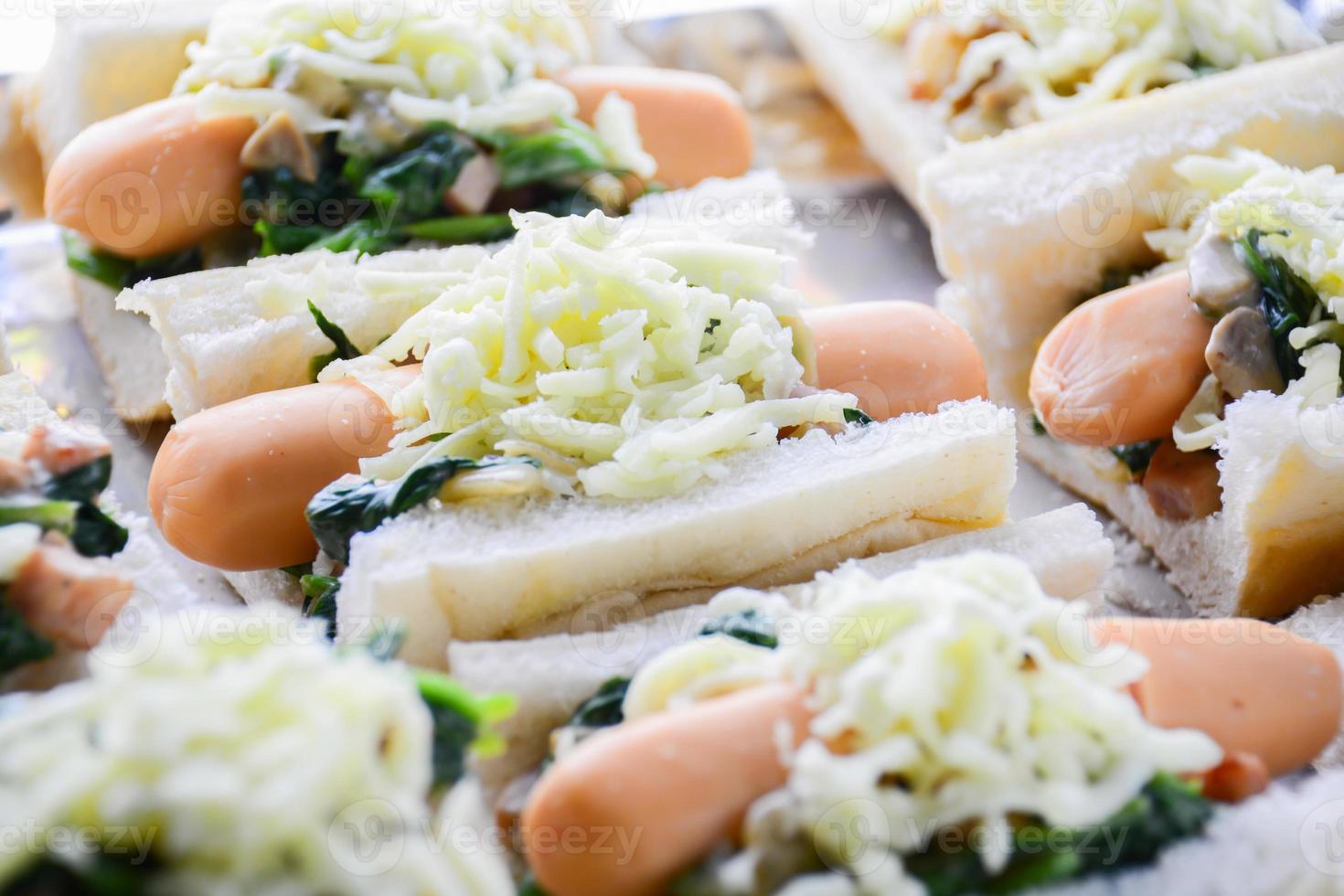 gebackener Spinat mit Käse, Wurst auf Baguette, französisches Brot foto