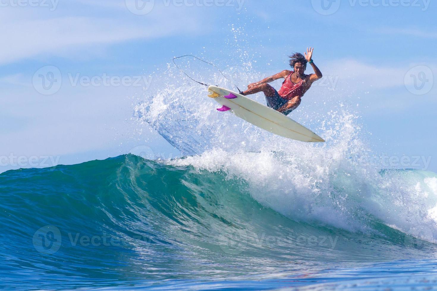 eine Welle surfen. bali-Insel. Indonesien. foto