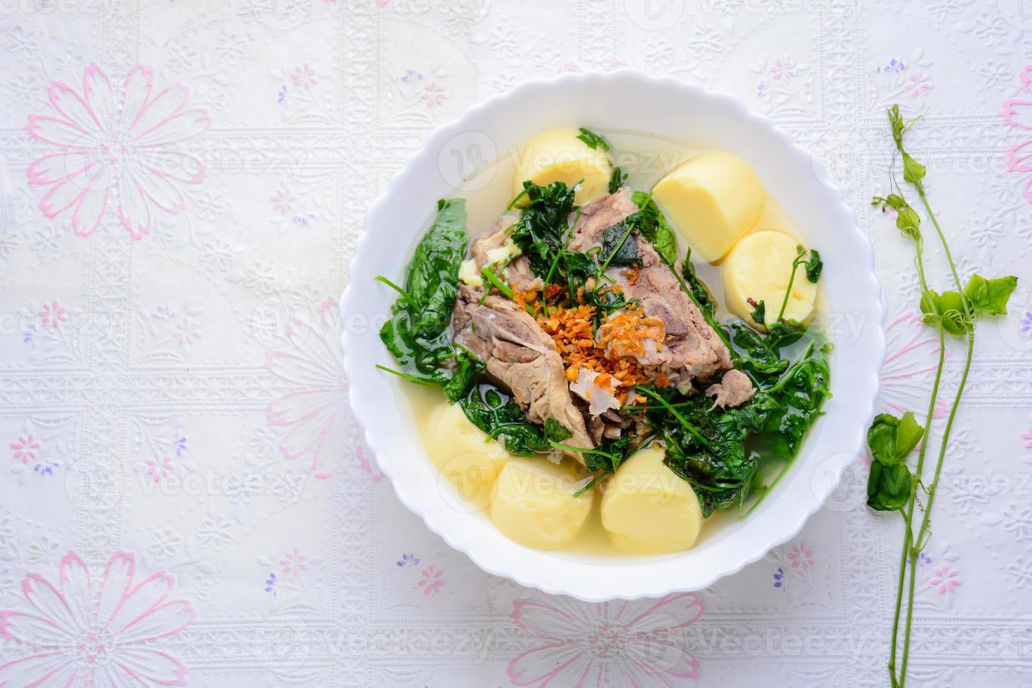 Efeu-Kürbis-Suppe mit weichem weißen Tofu und Schweineknochen foto