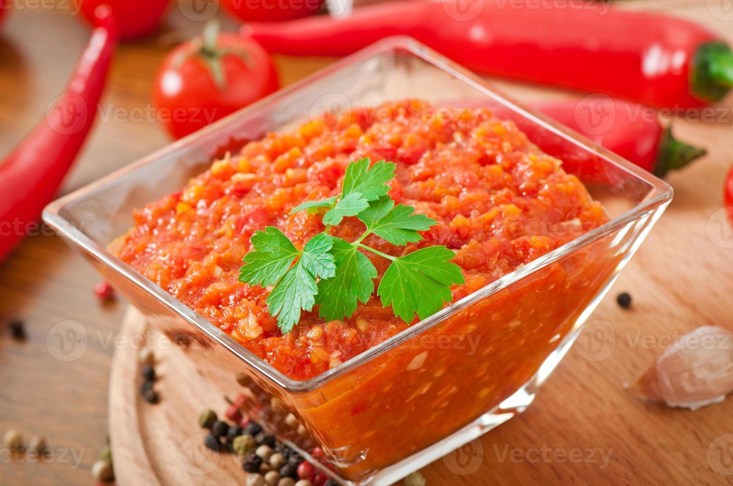 glühender Chili-Pfeffer und Zutaten für Sauce und Sauce foto