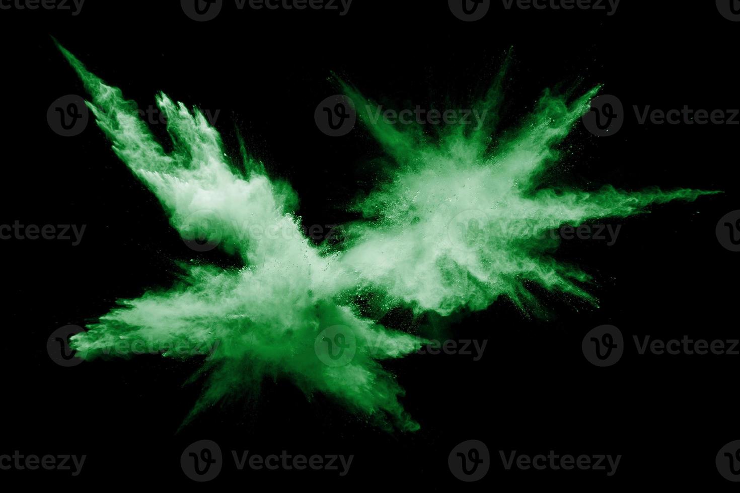 grüne Pulverexplosion auf schwarzem Hintergrund. foto