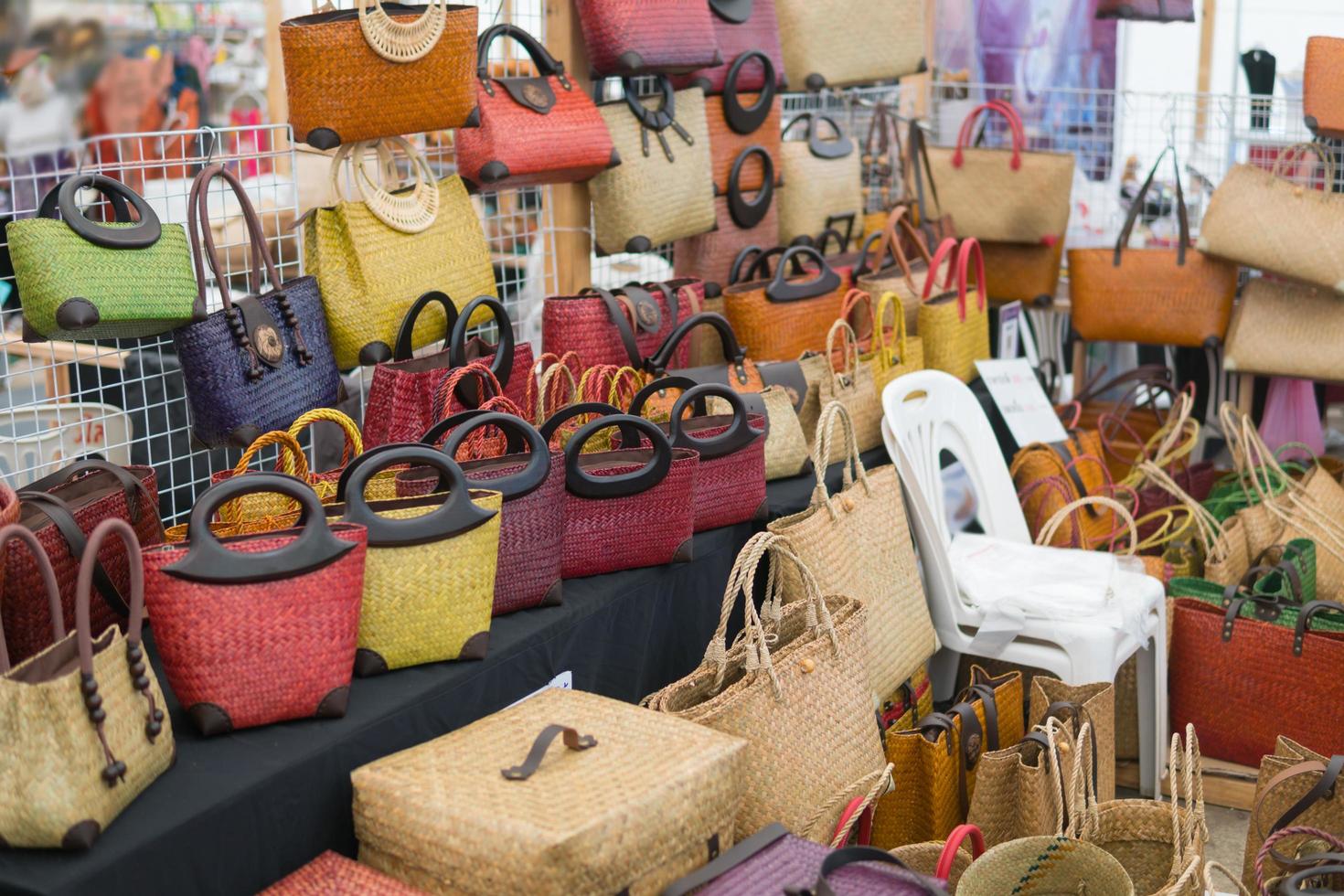 bunte gewebte handgemachte Tasche für Frauen, thailändisches Kunsthandwerk. Einkaufen für Strohtaschen im Süden von Thailand. foto