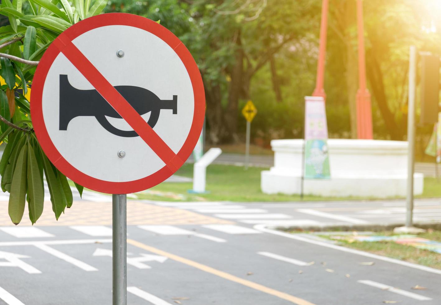 Piepen verbotenes Zeichen für Autos, da kein Hupen bläst foto