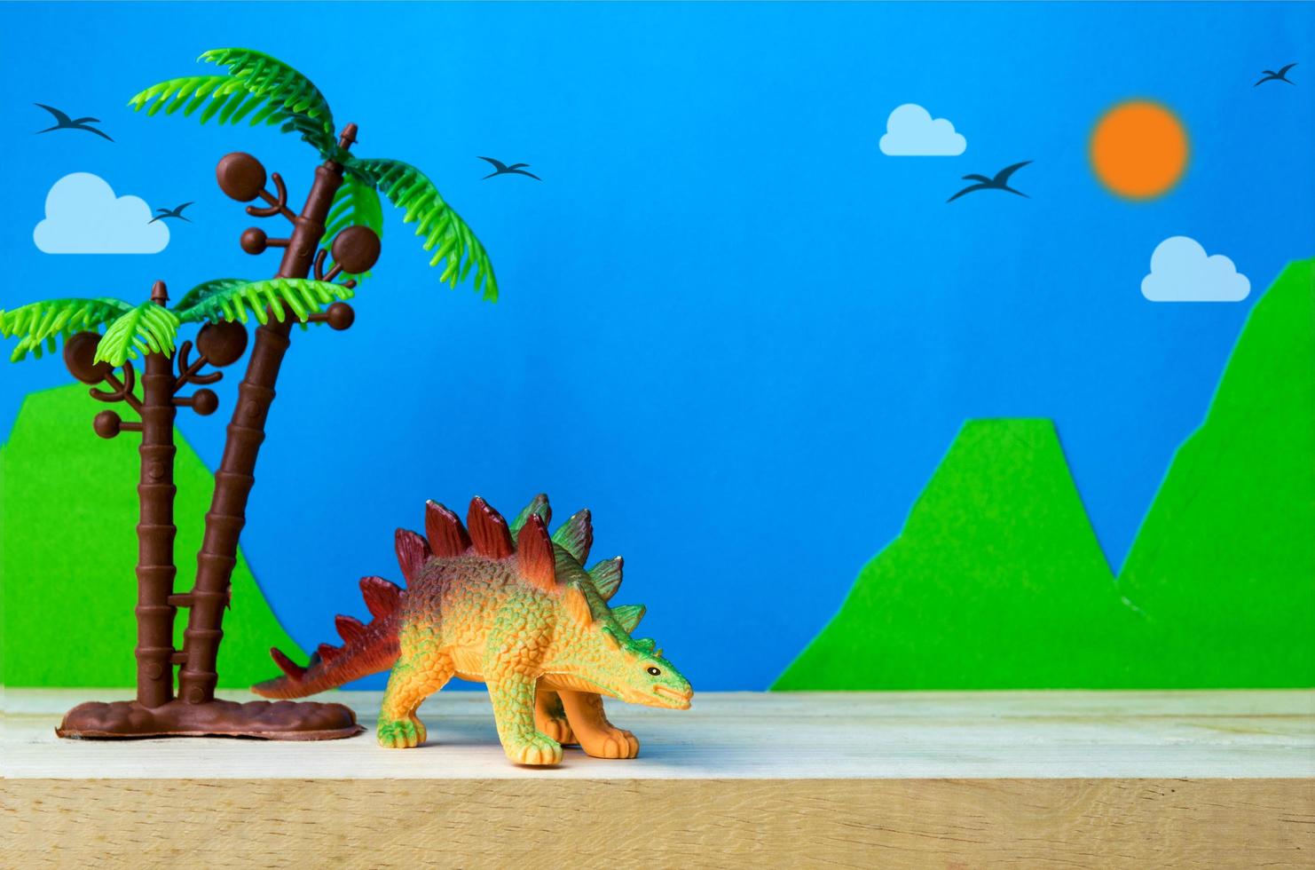 Stegosaurus-Spielzeugmodell auf wildem Modellhintergrund foto