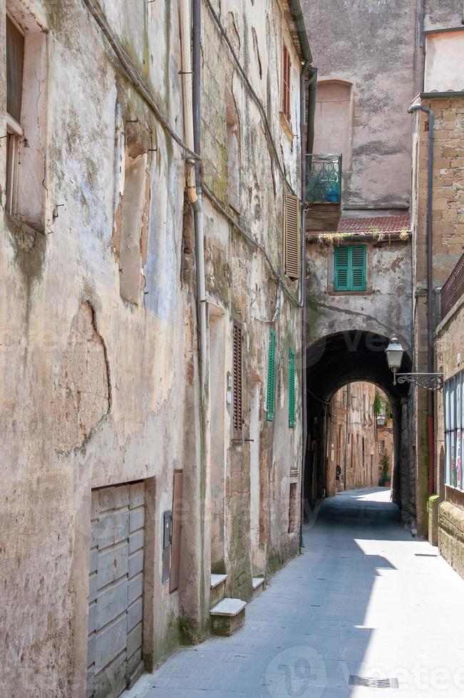 vertikale Aufnahme der schmalen Straße mit alten Steingebäuden. Italien. foto