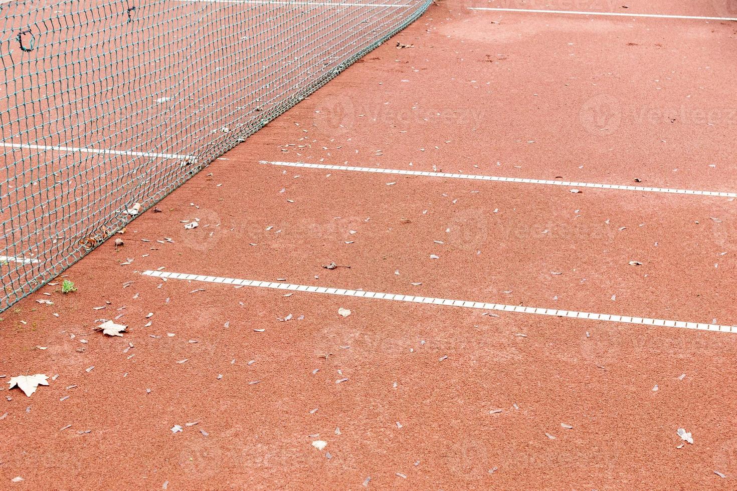 Hochwinkelaufnahme eines orangefarbenen Tennisplatzes foto