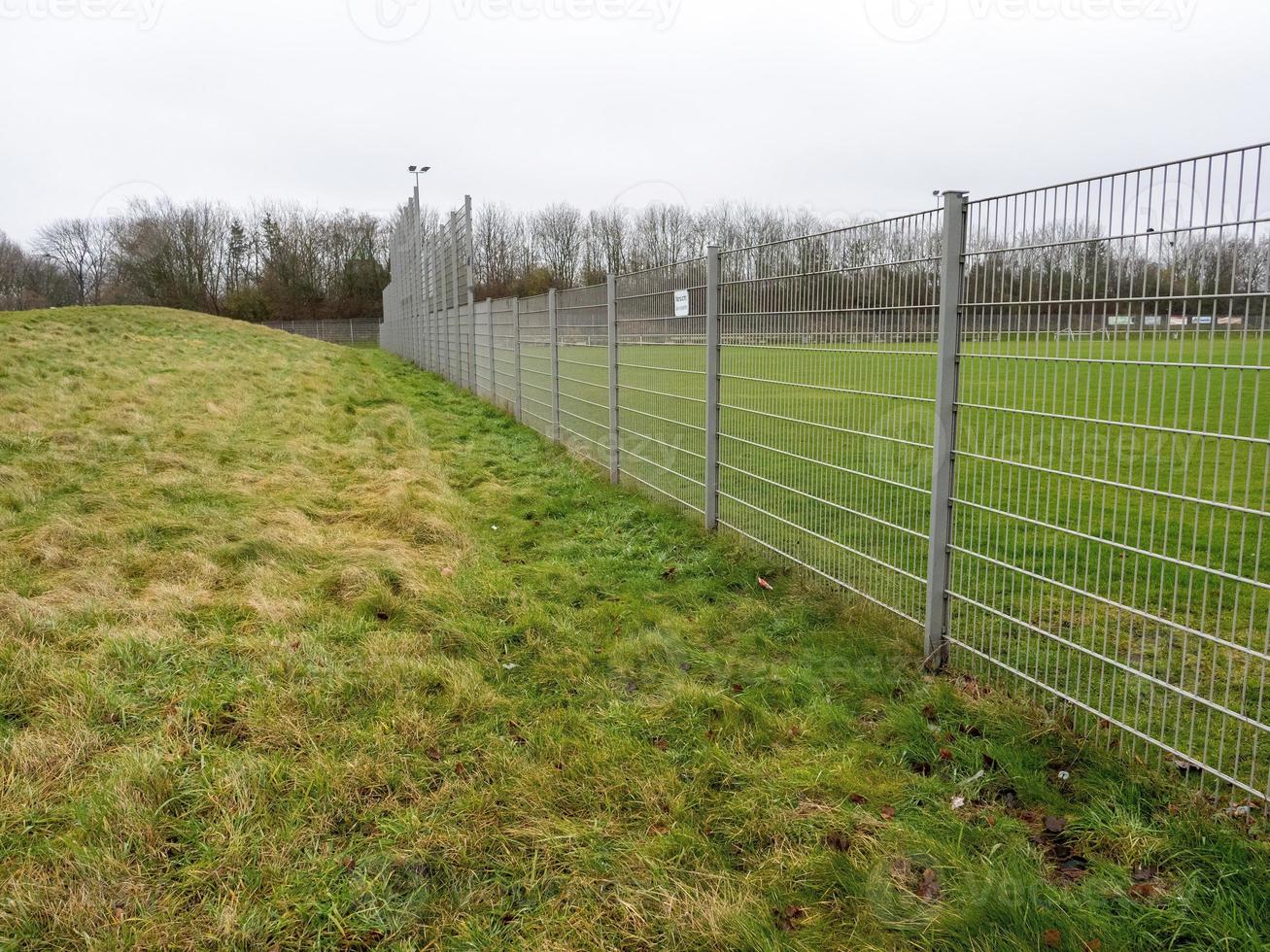 Metallzaun auf einem Sportplatz foto