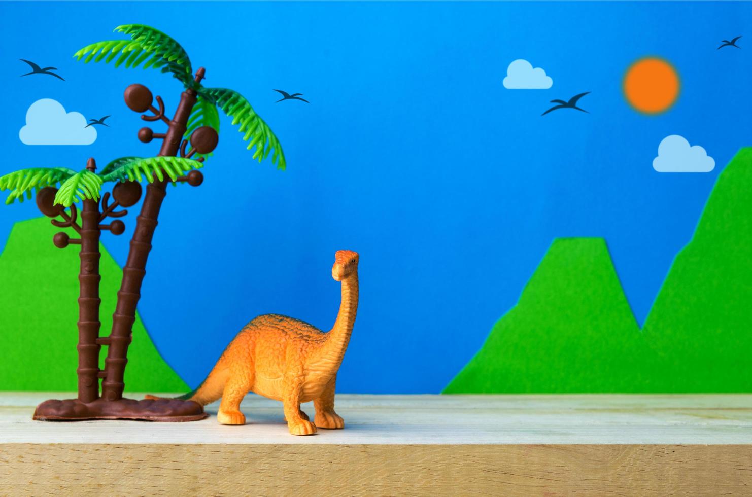Brachiosaurus-Dinosaurier-Spielzeugmodell auf wildem Modellhintergrund foto