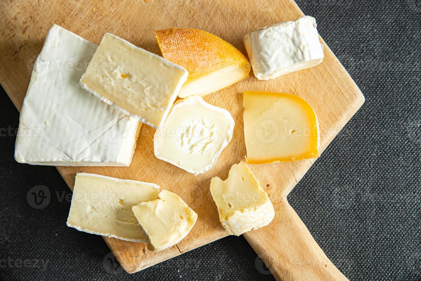 Käseplatte verschiedene Käsesorten frisch gesunde Mahlzeit Lebensmittel Snack Diät auf dem Tisch Kopie Raum Essen foto