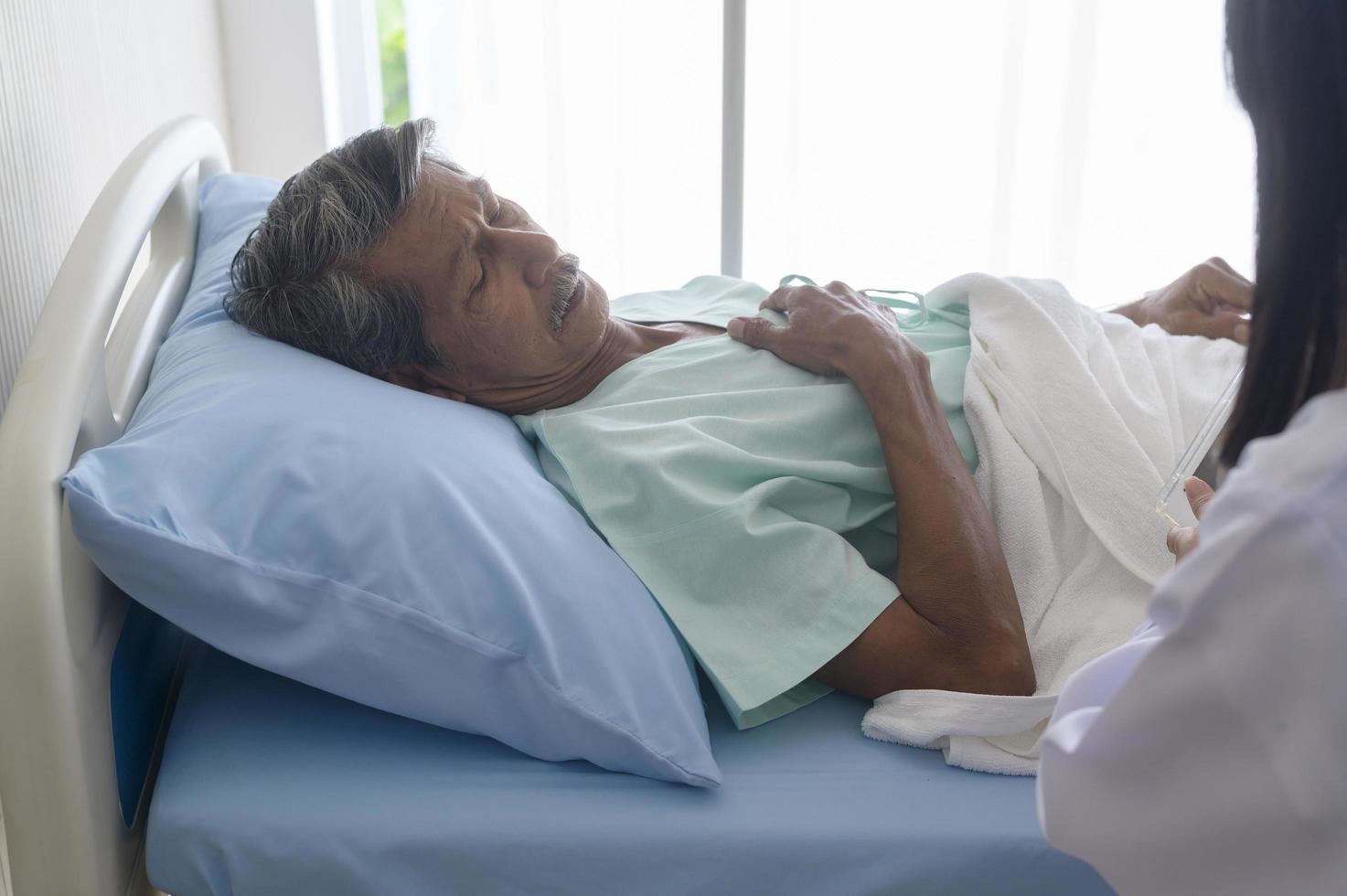 asiatischer älterer männlicher patient berät und besucht arzt im krankenhaus.. foto