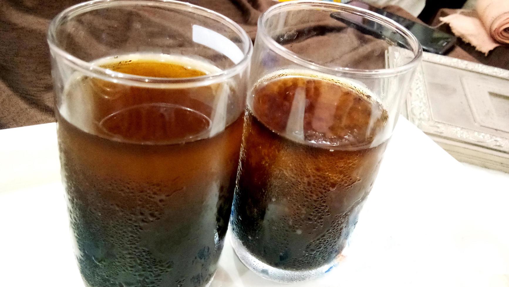 Glas Cola mit Eiswürfeln, Limonade trinken. foto