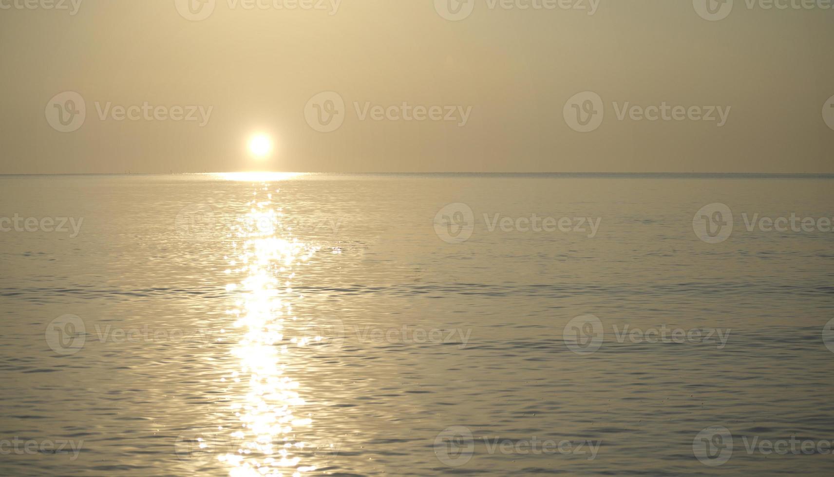 Sonnenuntergang am Horizont am Meer. goldene stunde auf seelandschaft. foto