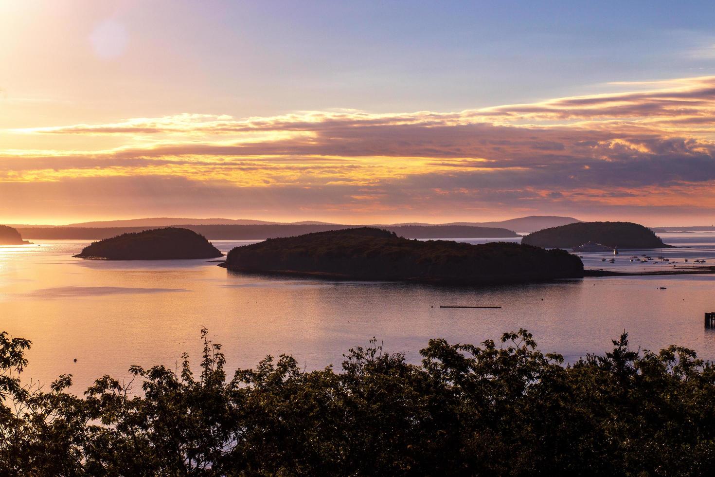 Blick auf die Inseln im Hafen bei Sonnenaufgang foto
