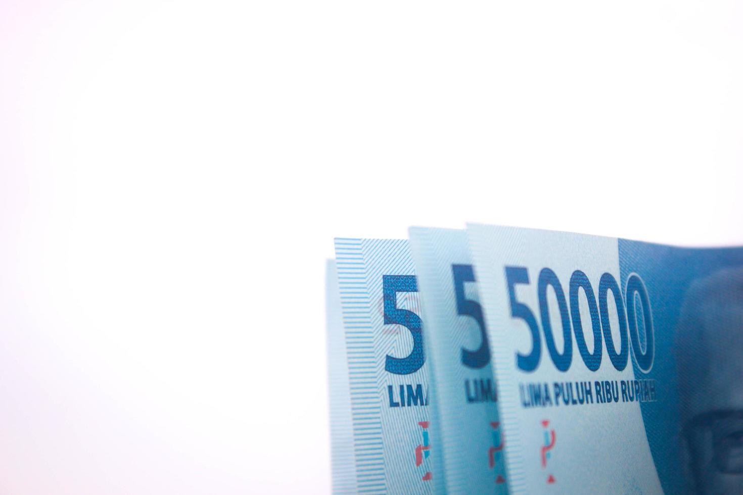 etwas Rupiah-Geld mit weißem Hintergrund foto