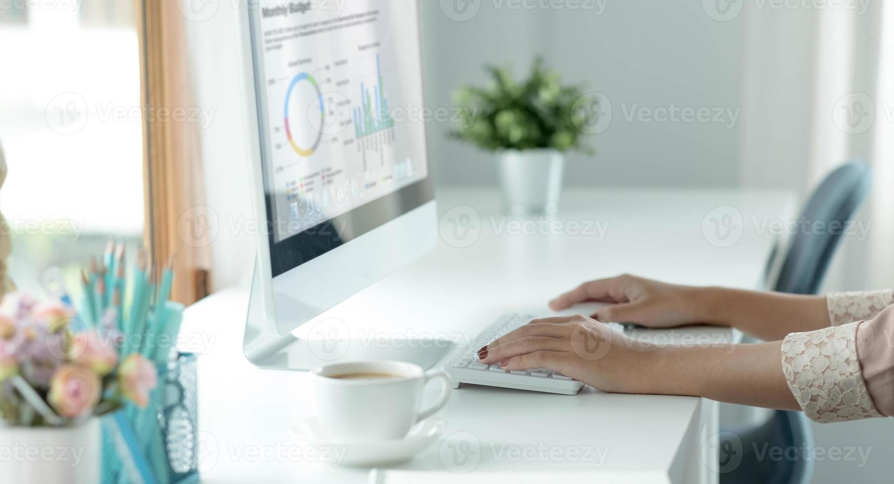 Nahaufnahmebild einer asiatischen Geschäftsfrau, die auf der Laptoptastatur im Büro arbeitet und tippt foto