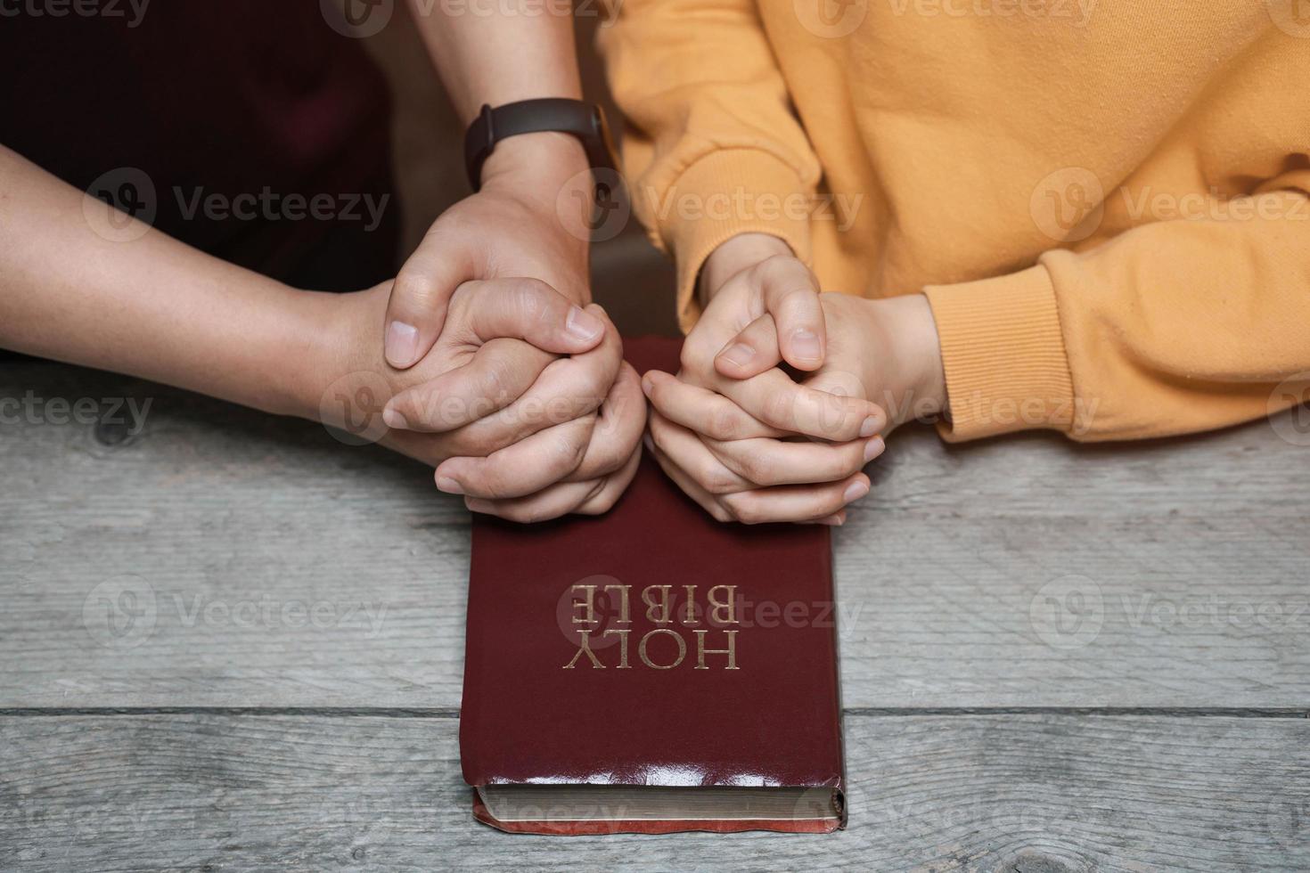 Zwei Liebende, die sitzen und die Bibel beten, danken Gott dafür, dass er mit dem Segen Gottes lebt. in der christlichen religion foto