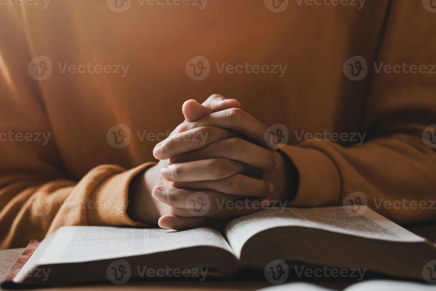 mädchen beten danksagung mit heiligen schriften gottes lehren basierend auf glauben und glauben an gottes religiöse konzepte, glauben, hoffnungen, liebe foto